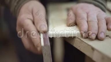 <strong>木工工作室</strong>用砂纸打磨木架